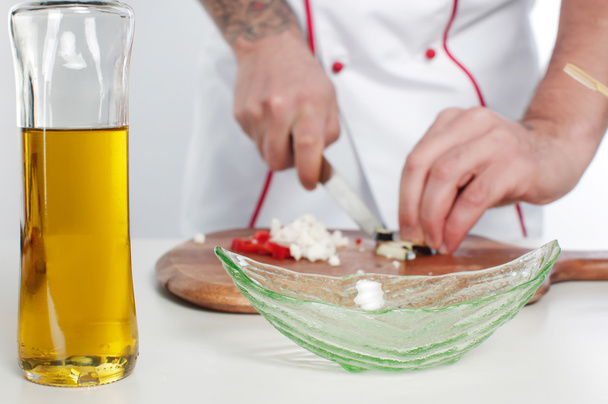 mies kokki pukeutunut valkoinen yhtenäinen ruoanlaitto ruokaa
 - Valokuva, kuva