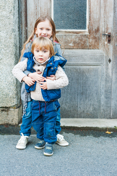 Retrato al aire libre de una niña y su hermano
 - Foto, Imagen