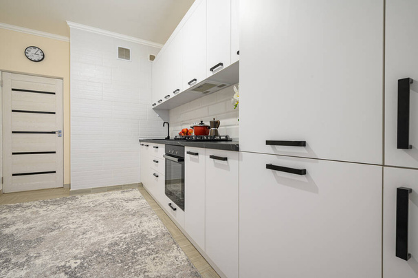 Moderno escaparate interior de cocina moderna blanca nieve con muebles minimalistas - Foto, Imagen
