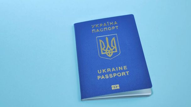 Ukrainian biometric passport id to travel the Europe without visas on the table, Inscription in Ukrainian Ukraine Passport - Foto, afbeelding