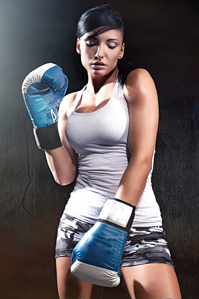 Beautiful brunette lady boxing - Фото, изображение