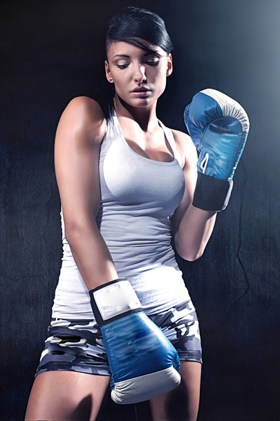 Attractive woman boxing - Foto, afbeelding