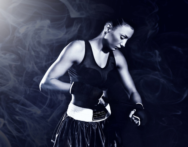 Beautiful brunette lady boxing - Foto, imagen
