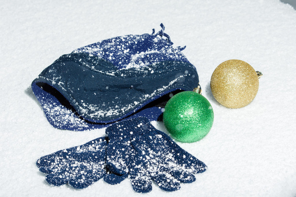 Tabela z czapka i rękawiczki pokryte śniegiem - Zdjęcie, obraz