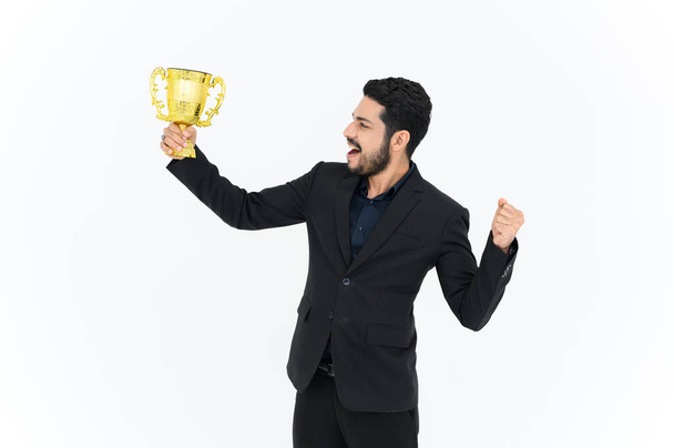 Портрет бізнесмена, який святкує з трофеєм нагороду за успіх в бізнесі ізольовано на білому тлі. Успішний працівник тримає золоту чашку. Дивлячись на камеру
 - Фото, зображення