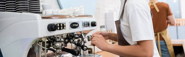 Cropped view of african american barista making coffee in confectionery, banner  - Foto, Bild