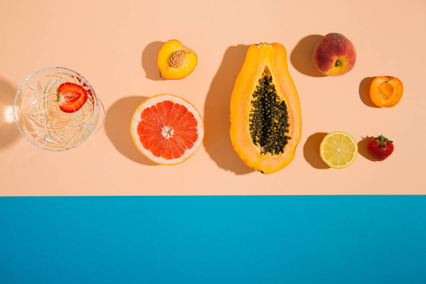 frutas tropicales de verano sobre fondo pastel y azul. disposición creativa - Foto, Imagen