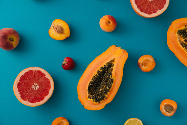 τροπικά καλοκαιρινά φρούτα σε μπλε φόντο. δημιουργική ρύθμιση - Φωτογραφία, εικόνα