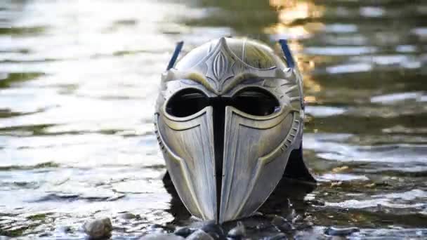 Metaphorical installation on a mountain river with a gladiatorial helmet - Metraje, vídeo