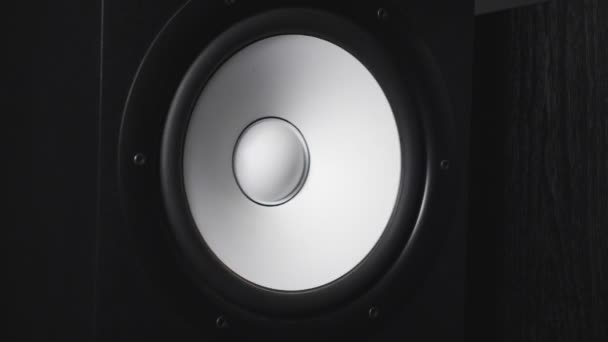 Zár-megjelöl-ból mozgó modern mélynyomó a stúdióban. Fehér, kerek audio hangszóró, lüktető és rezgõ hang a gyakorisága alacsony. Munka Hi-Fi hangszóró membrán. Lassú mozgás. - Felvétel, videó