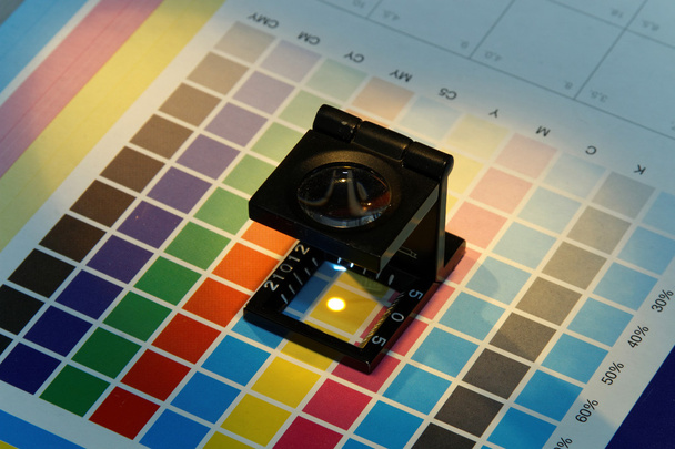 Primer plano de una lupa en una impresión de prueba
 - Foto, imagen