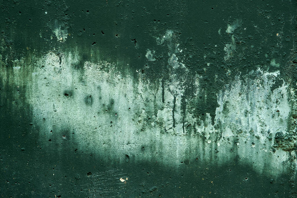 Dunkelgrün gefärbte Betonwand mit feuchten Flecken, Grunge-Textur - Foto, Bild