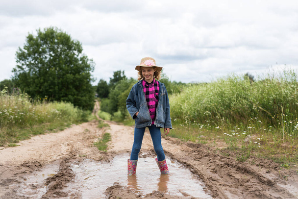 Smiling girls run through the puddles and play. - Foto, Bild