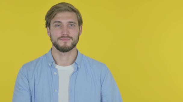 Casual Young Man Showing on Side on Yellow Background  - Filmmaterial, Video