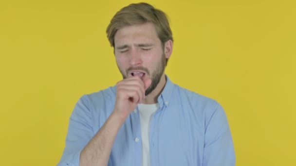 Casual jonge man hoesten op gele achtergrond  - Video