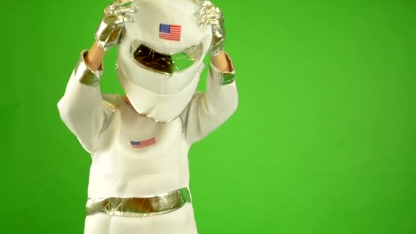 Astronaut nimmt Helm ab und lächelt - grüne Leinwand - Filmmaterial, Video