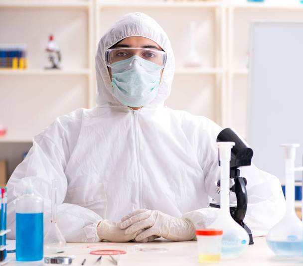 Die junge hübsche Chemikerin arbeitet im Labor - Foto, Bild