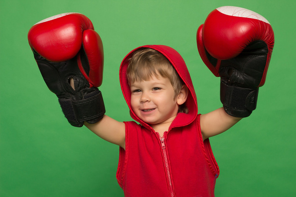 Niño en guantes de boxeo
 - Foto, Imagen