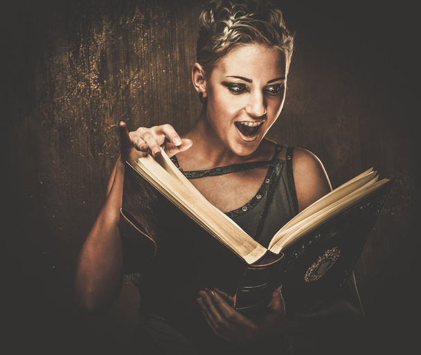 Chica Steampunk con un libro
 - Foto, Imagen
