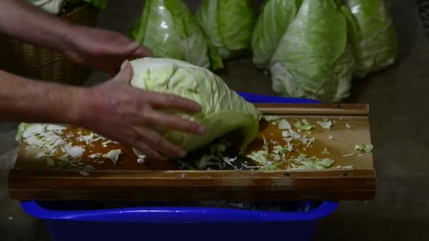 Couper le chou frisé pour la choucroute allemande
 - Séquence, vidéo