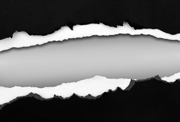 Papier noir déchiré sur fond gris, espace pour la copie - Photo, image
