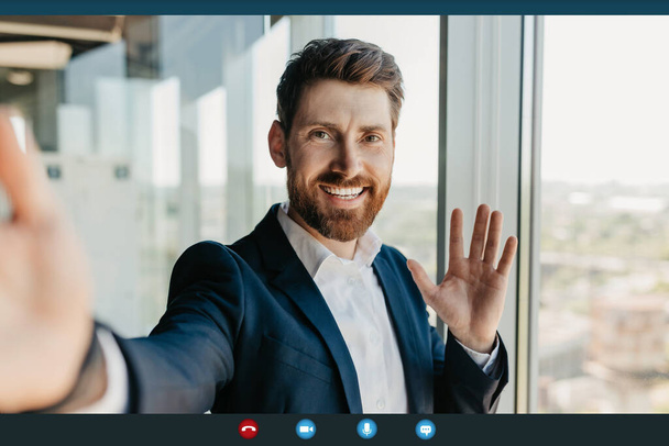 Positive businessman making video call from office, waving hand at camera and smiling, pov screenshot. Happy entrepreneur saying hello, enjoying modern communication, creative collage - Foto, immagini