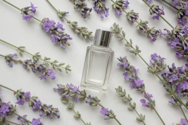 perfume bottle with lavender flowers - Fotoğraf, Görsel