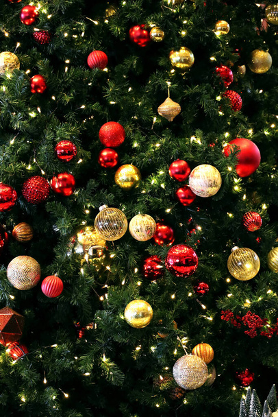 Διακόσμηση χριστουγεννιάτικου δέντρου ως φόντο - Φωτογραφία, εικόνα