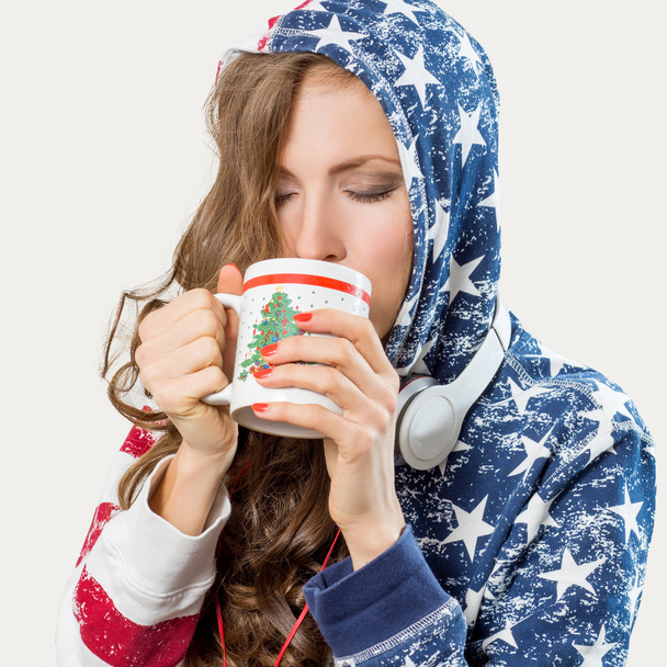Beautiful girl resting, drinking coffee and listening music - Foto, Imagen