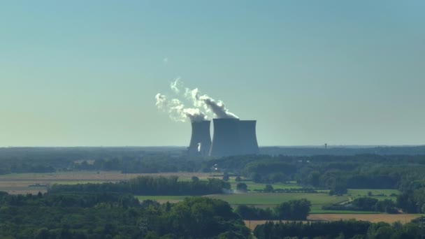 Vista aérea para a central nuclear em França. As centrais elétricas atômicas são fontes muito importantes de eletricidade com baixa pegada de carbono. Vista aérea para a grande fonte de emissões na União Europeia. - Filmagem, Vídeo
