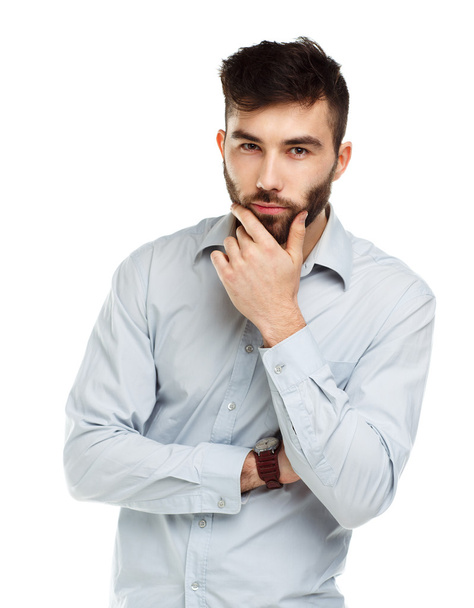 Mladý vousatý muž s vážným výrazem na jeho tvář isolat - Fotografie, Obrázek