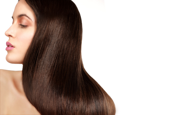 Modelo de beleza mostrando pele perfeita e longos cabelos castanhos saudáveis
 - Foto, Imagem