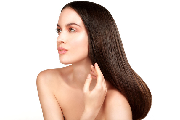 Modelo de beleza mostrando pele perfeita e longos cabelos castanhos saudáveis
 - Foto, Imagem