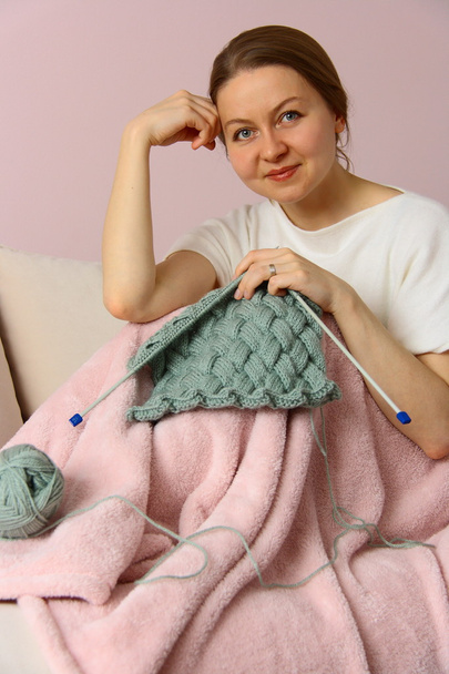 young woman knitting - Foto, Imagem