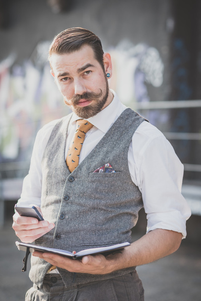 guapo bigote grande hipster hombre con diario y teléfono inteligente
 - Foto, Imagen