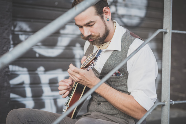 przystojny duże wąsy hipster człowiek grając na mandolinie - Zdjęcie, obraz