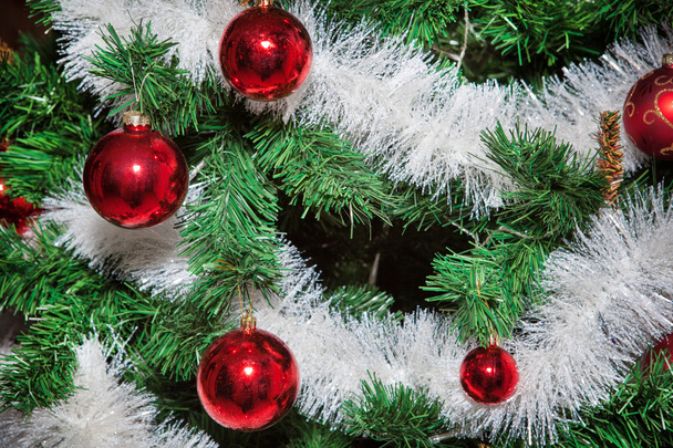 Weihnachtsschmuck, Glocken, Sterne, Kugeln, Weihnachtskränze Tabs, Baum, Urlaub, Neujahr, Weihnachtsmann Hut, eine Uhr mit einer Mütze des Weihnachtsmannes - Foto, Bild