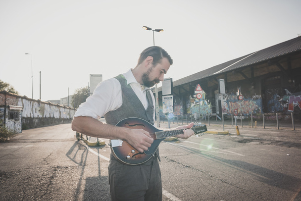 yakışıklı büyük bıyık hipster adam mandolin çalmaya - Fotoğraf, Görsel
