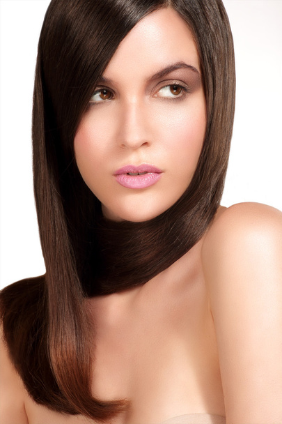 Beauty model showing perfect skin and long healthy brown hair - Foto, Imagen