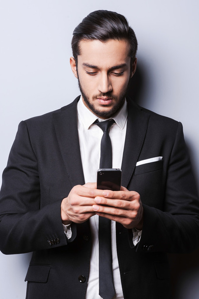 Young man in formalwear holding mobile phone - Foto, Imagem