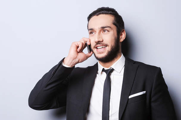 Hombre en ropa formal hablando en el teléfono móvil
 - Foto, imagen