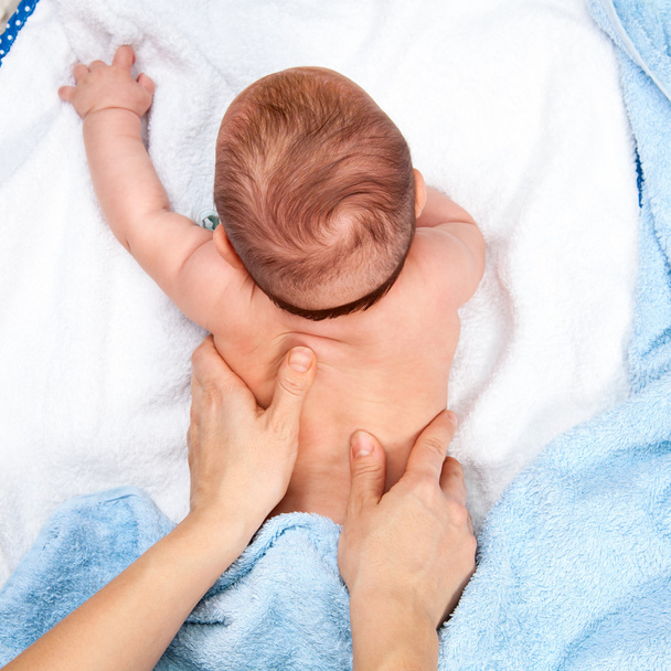 Bebé espalda masaje
 - Foto, Imagen