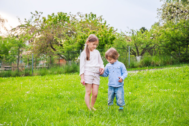 Rozkošné děti si hrají venku - Fotografie, Obrázek