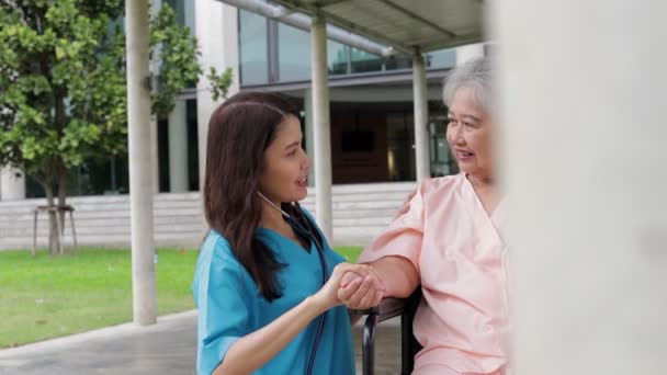 Азиатская женщина-врач заботится о пожилых пациентах. Концепция медицинских услуг в больнице. хирургическое лечение пациентов - Кадры, видео