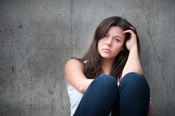 Adolescente regardant réfléchi sur les problèmes
  - Photo, image