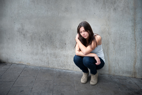 Teenager-Mädchen blickt nachdenklich auf Probleme   - Foto, Bild