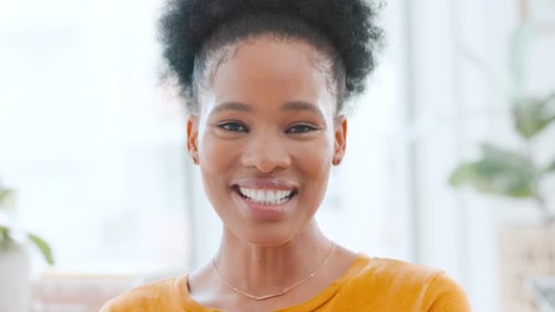 Beautiful woman smiling and laughing portrait. Young female face enjoying her day. Closeup of an African American lady with clear skin, healthy teeth, and good dental hygiene - Video, Çekim