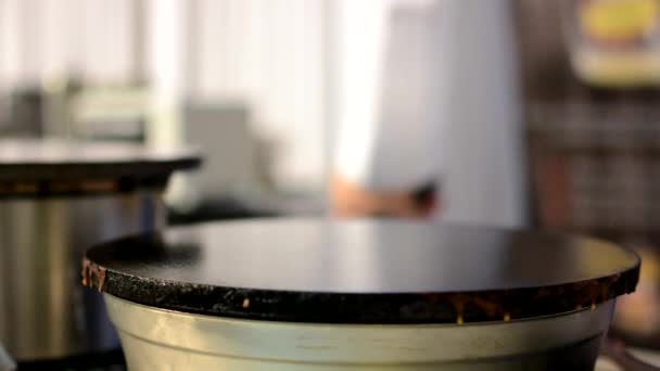 Oteplování povrchu prázdný (pan) palačinku - kuchař v pozadí - Záběry, video