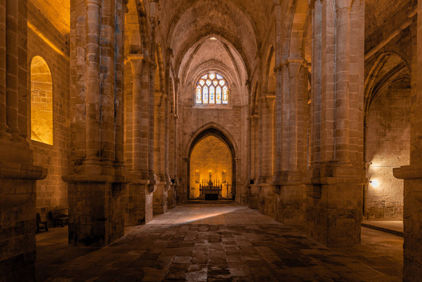 Нава Фронтокриїдського абатства, Франція, з природним і штучним освітленням і без людей - Фото, зображення