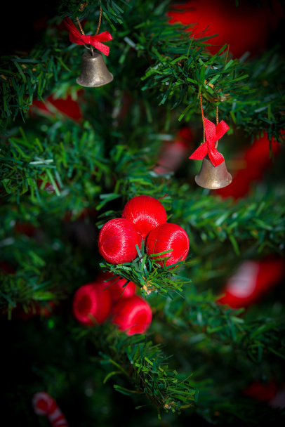 Kerst ornamenten op kerstboom - Foto, afbeelding